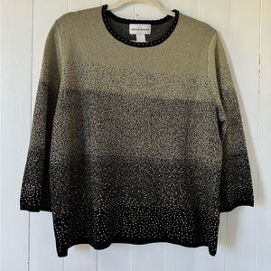 Women’s  3/4 sleeve top.